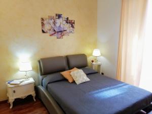 1 dormitorio con 1 cama con colcha azul en Centro Storico Suites Giovinazzo, en Giovinazzo