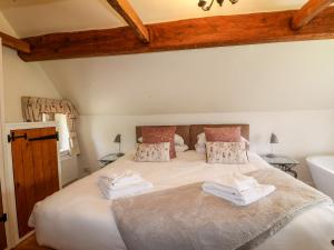 En eller flere senge i et værelse på River Lodge
