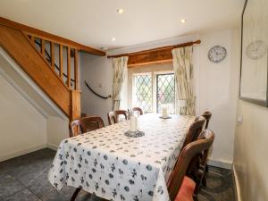 uma sala de jantar com mesa e cadeiras em River Lodge em Ashbourne