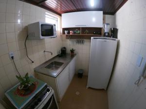サルバドールにあるAp Ondinaの小さなキッチン(シンク、冷蔵庫付)