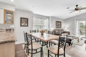 ブランソンにあるWest Rockford Condo 140のテーブルと椅子のあるキッチンとリビングルーム