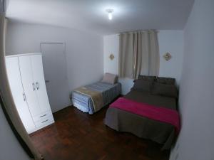 サルバドールにあるAp Ondinaの小さなベッドルーム(ベッド1台、ドレッサー付)