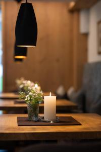 una vela sentada sobre una mesa en Hotel Restaurant formarin en Lech am Arlberg