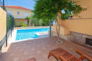 Bazén v ubytovaní Apartments in Silo - Insel Krk 13482 alebo v jeho blízkosti