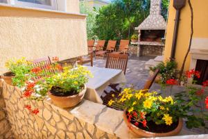 Vonkajšia záhrada v ubytovaní Apartments in Silo - Insel Krk 13482