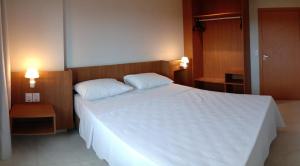 薩利諾波利斯的住宿－SALINAS EXCLUSIVE RESORT - 0402 ii，卧室配有一张带两个枕头的大白色床