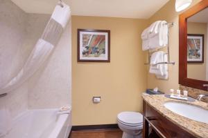 Vannituba majutusasutuses La Quinta by Wyndham Cocoa Beach Oceanfront