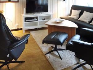 uma sala de estar com duas cadeiras, uma mesa e um sofá em Three-Bedroom Holiday home in Hals 38 em Hals