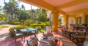 un restaurante con mesas y sillas en un patio en Velas Vallarta Condo, en Puerto Vallarta