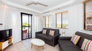 ein Wohnzimmer mit Sofa und Fernseher in der Unterkunft Aegean Mooloolaba in Mooloolaba