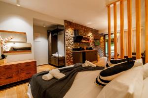Olia Suites Parga tesisinde bir odada yatak veya yataklar +52 fotoğraf