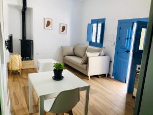 a living room with a couch and a table at Damajuana ll in Níjar