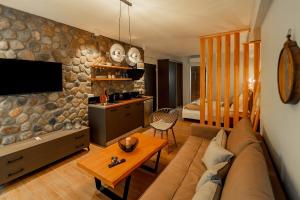 Olia Suites Parga tesisinde bir televizyon ve/veya eğlence merkezi