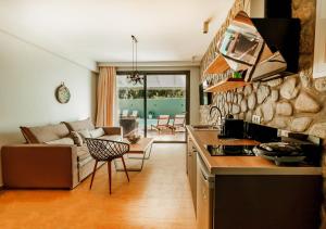 Olia Suites Parga tesisinde mutfak veya mini mutfak