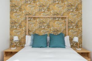 a bedroom with a bed with a floral wallpaper at BNBHolder Vintage & Deluxe LATINA in Madrid