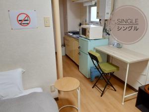 cocina pequeña con mesa y escritorio con mesa en Luxes Hiroshima2F ラクセス ヒロシマ2F, en Hiroshima 15 fotos más
