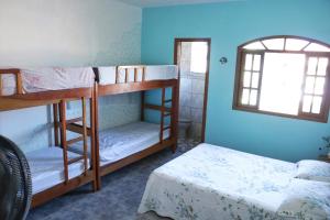 een slaapkamer met 2 stapelbedden en een raam bij Apartamento Beira Mar in Pontal do Paraná
