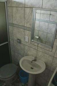 Apartamento Beira Mar tesisinde bir banyo