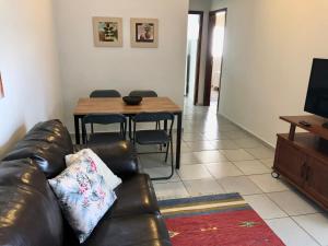 Casa com ótima localização的电视和/或娱乐中心