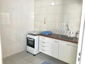 Casa com ótima localização的厨房或小厨房