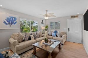 uma sala de estar com um sofá e uma mesa em The Tequila Sunrise at Lazy Way em Fort Myers Beach