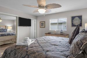 um quarto com uma cama com um urso de peluche em The Tequila Sunrise at Lazy Way em Fort Myers Beach