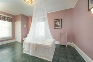 Koupelna v ubytování Naples Hotel