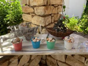 una mesa con cubos de huevos. en Kiki's apartment veranda dream, en Chrissi Akti