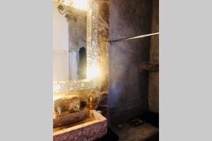 La salle de bains est pourvue d'un lavabo et d'un miroir. dans l'établissement Villa Puerta Azul at La Casa de Frida, à Loreto