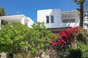 Zahrada ubytování Kikis dream refurbished apartment with a bacony and sea views