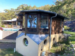 The Pool House - Crescent Head - stunning ocean views, pet friendly内部或周边的泳池