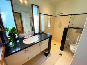 The Pool House - Crescent Head - stunning ocean views, pet friendly的一间浴室