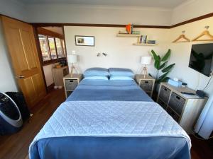 The Pool House - Crescent Head - stunning ocean views, pet friendly客房内的一张或多张床位