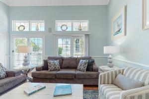 Ocean ViewにあるBayside Bethany Lakes - 38337 N Mill Ln 118のソファ2つとテーブルのあるリビングルーム