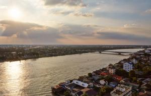 widok na rzekę z miastem w obiekcie Riverine Place Hotel and Residence w mieście Nonthaburi