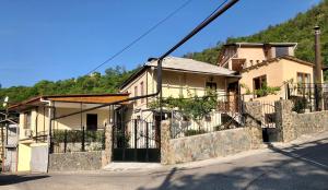 una casa in una strada con una recinzione di Luxury Apartment at Pirosmani 22 in central Borjomi a Borjomi