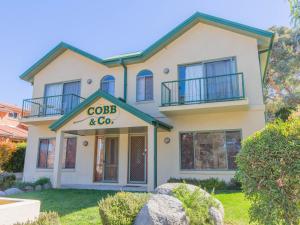 ein Haus mit einem Schild, das Code liest in der Unterkunft Cobb and Co 3 39 Cobbon Cres in Jindabyne