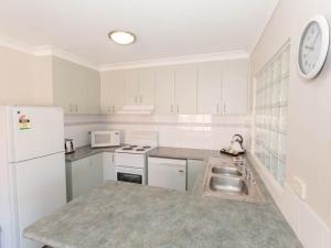 Una cocina o kitchenette en Cobb and Co 3 39 Cobbon Cres