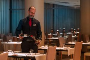ボローニャにあるSavhotel Aemilia Bolognaの食堂前立ち +37枚の写真