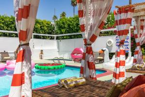 Bazén v ubytování Float Palm Springs - Adults Only nebo v jeho okolí
