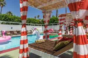Bazén v ubytování Float Palm Springs - Adults Only nebo v jeho okolí
