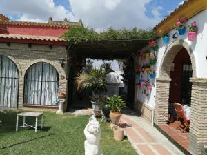 Vonkajšia záhrada v ubytovaní Casa de Campo con Piscina en Sevilla en los Palacios y Villafranca