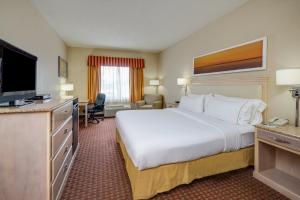 Ένα ή περισσότερα κρεβάτια σε δωμάτιο στο Holiday Inn Express Pocomoke City, an IHG Hotel