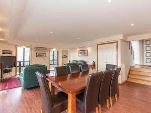 Un comedor con mesa y sillas en Lakehaus 2 of 11 Rainbow Drive, en Jindabyne