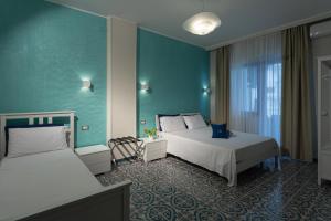 ソレントにあるThe Reefのベッド2台と窓が備わるホテルルームです。