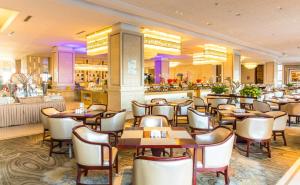 a restaurant with tables and chairs and a bar at Jiangsu Haizhou Bayview Conference Center in Lianyungang