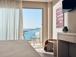 TV a/nebo společenská místnost v ubytování Ionian Hill Hotel