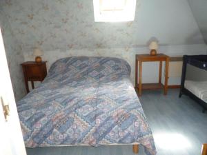 a bedroom with a bed with a quilt on it at Gîte Beauvoir-Wavans, 3 pièces, 4 personnes - FR-1-376-28 in Wavans