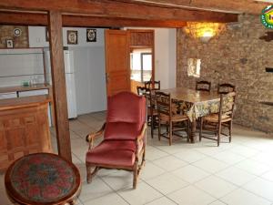 a kitchen and dining room with a table and chairs at Gîte Beuvrequen, 4 pièces, 6 personnes - FR-1-376-24 in Beuvrequen