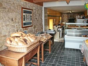 a bakery with a table with baskets of bread at Gîte cosy 3 chambres à 3 km de la mer avec jardin, terrasse, WIFI et animaux acceptés - FR-1-376-24 in Beuvrequen